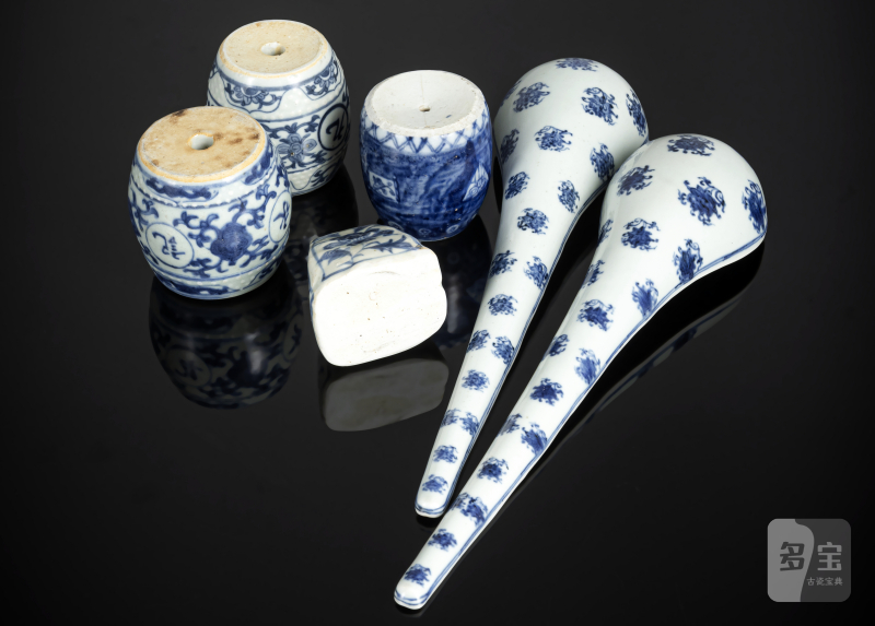 Four weights and two large porcelain spoons with underglaze blue lanca script decoration - 图4